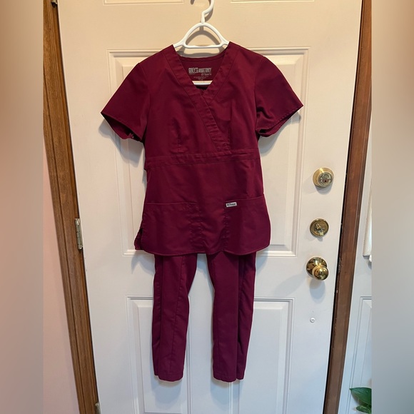 Grey’s Anatomy by Barco Wine XS Riley Set. Mock wrap V-Neck Scrubs Top & Pants - Picture 7 of 13